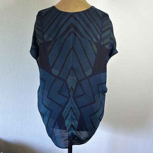Vince sz XS silk blouse blue black geometric print great pre owned condition - Picture 3 of 8